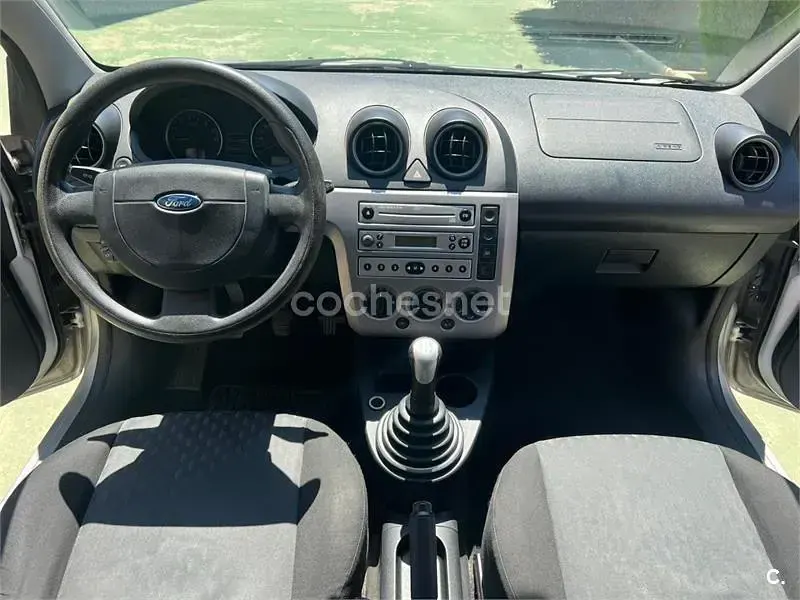 Usado Ford Fiesta Trend 80 CV (58 kW) 2005 Blanco Utilitario