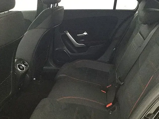 Usado Mercedes A200 150 CV (110 kW) 2025 Negro cosmos Berlina