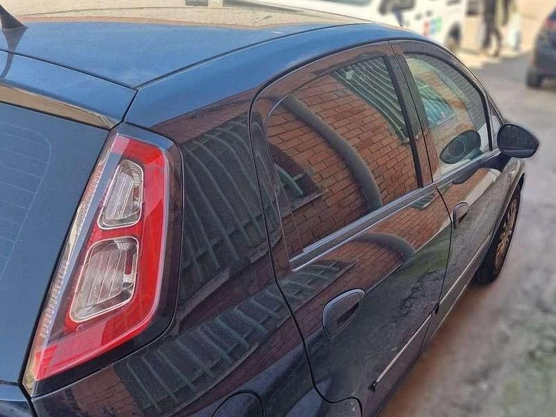 Usado Fiat Punto Life 75 CV (55 kW) 2011 Negro Utilitario