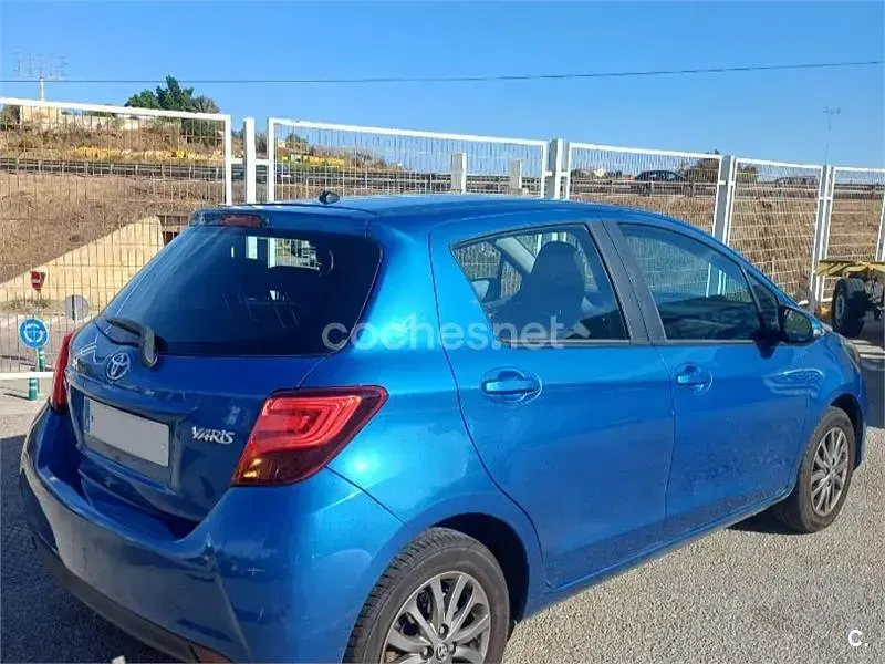 Usado Toyota Yaris Active 99 CV (72 kW) 2016 Azul Berlina
