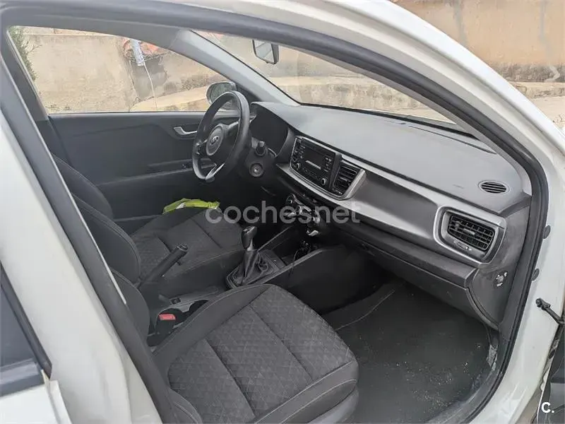 Usado Kia Rio 100 CV (73 kW) 2017 Blanco Berlina