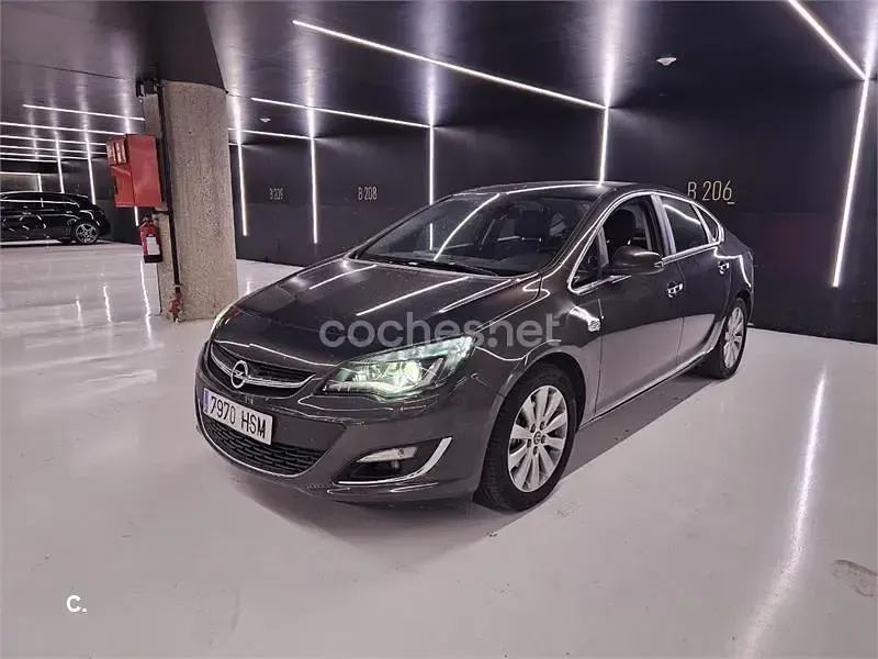 Usado Opel Astra Excellence 130 CV (95 kW) 2013 Negro Berlina