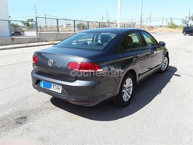 Usado VW Passat 120 CV (88 kW) 2018 Gris / plata Berlina