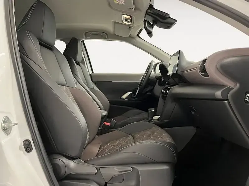 Usado Toyota Yaris Style 116 CV (85 kW) 2022 Blanco Utilitario