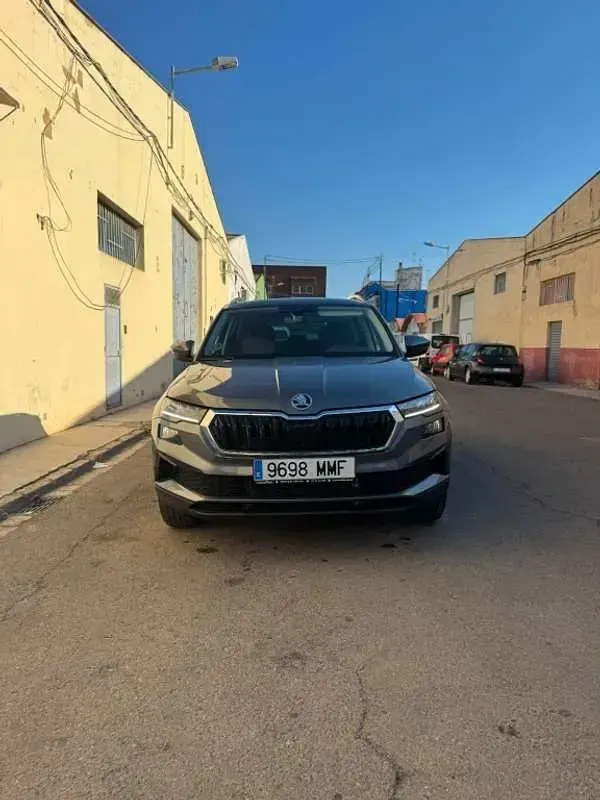 Usado Skoda Karoq Ambition 116 CV (85 kW) 2023 Gris SUV
