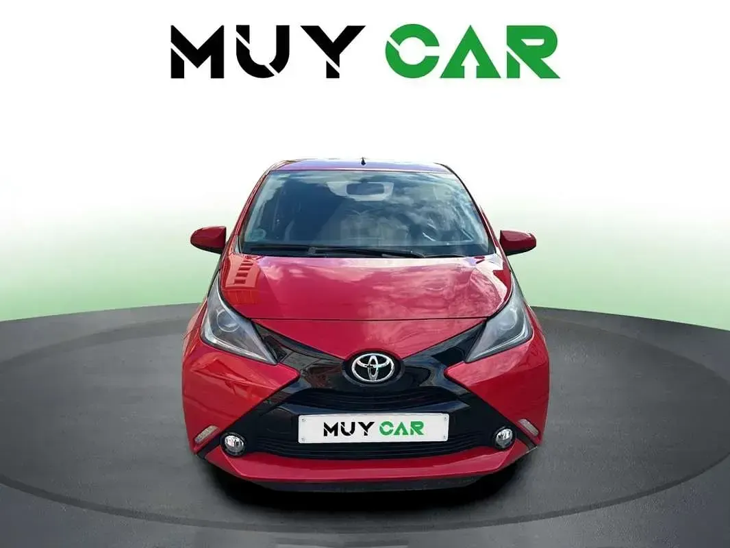 Usado Toyota Aygo X-play 69 CV (50 kW) 2018 Rojo Utilitario