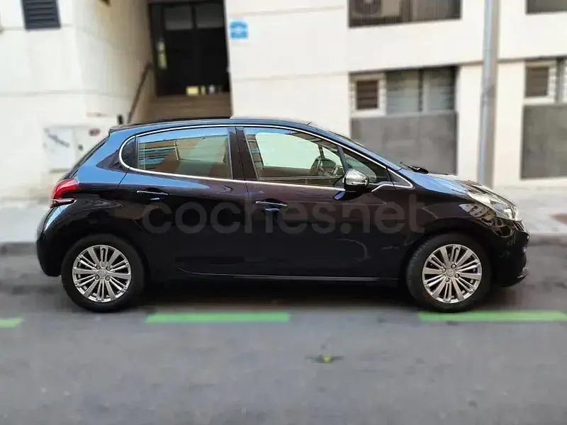 Usado Peugeot 208 Allure 110 CV (80 kW) 2017 Negro Utilitario