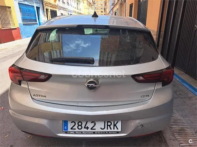 Usado Opel Astra Dynamic 110 CV (80 kW) 2016 Gris / plata Berlina