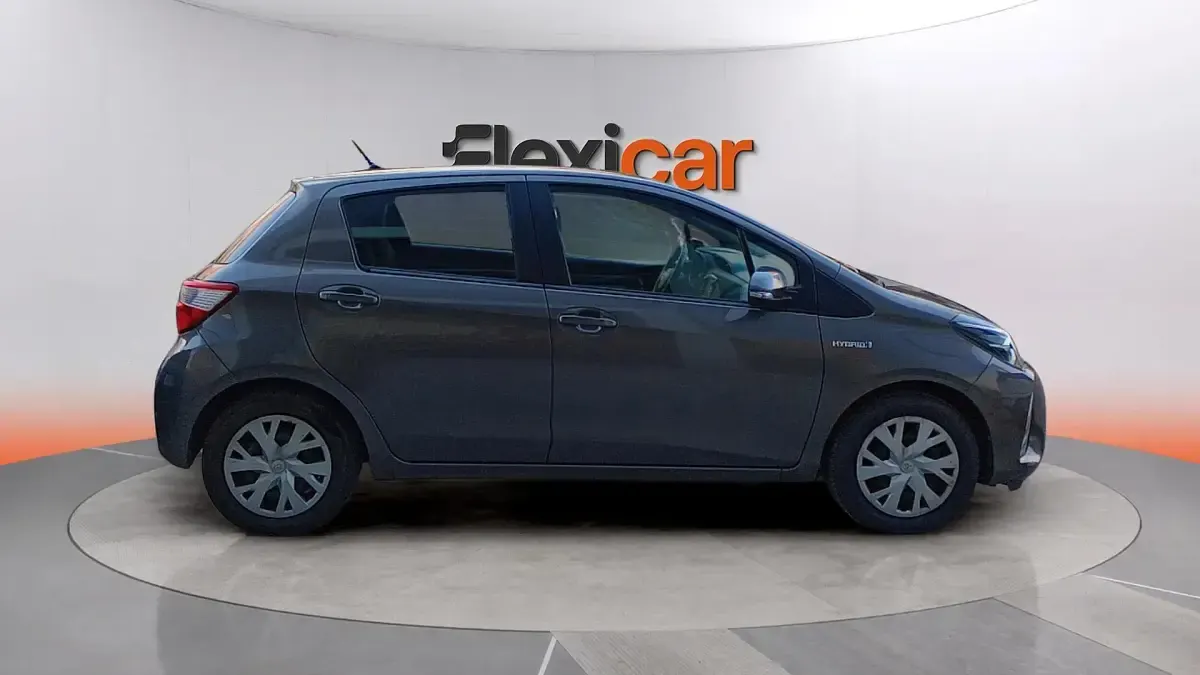 Usado Toyota Yaris Hybrid Business Edition 116 CV (85 kW) 2020 Gris Berlina