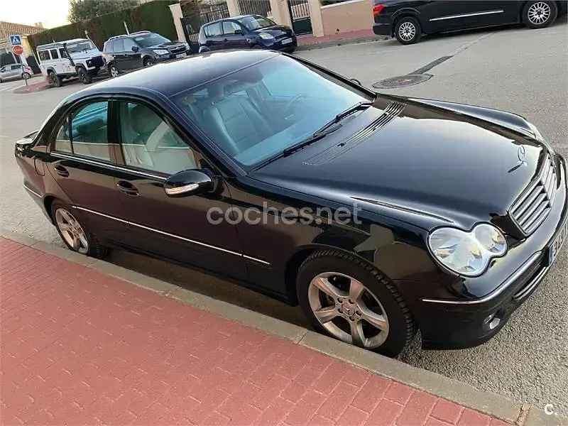 Usado Mercedes C220 Avantgarde 143 CV (105 kW) 2004 Negro Berlina