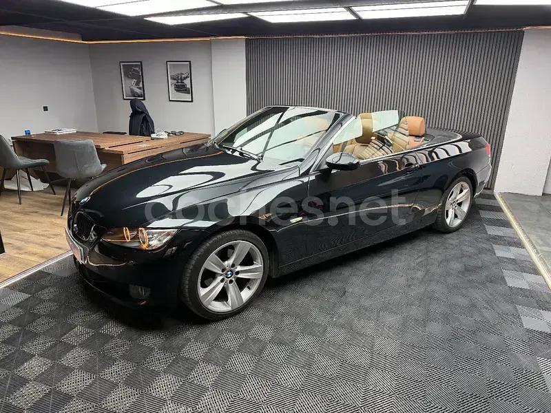 Käytetty BMW 320 Cabriolet 170 HP (125 kW) 2008 Musta Avoauto