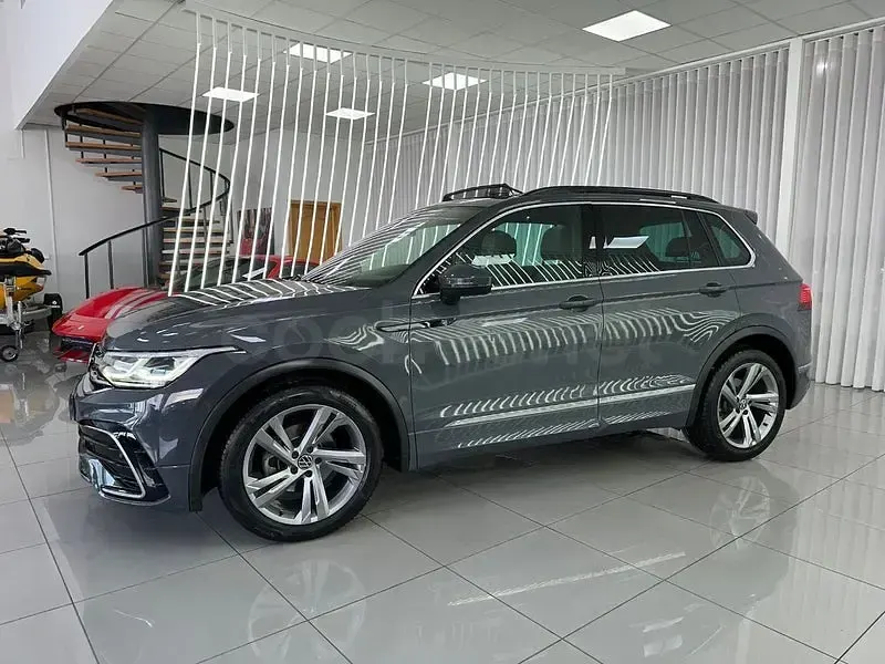 Usado VW Tiguan R-line 150 CV (110 kW) 2022 Gris / plata SUV