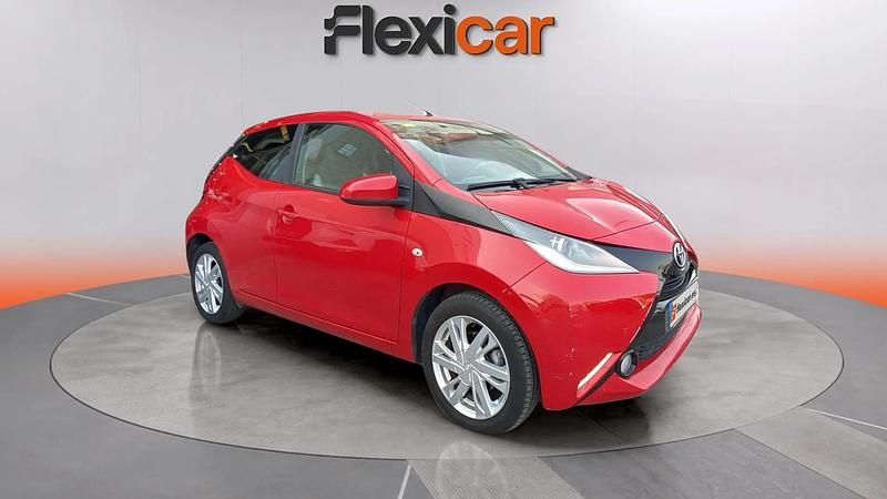 Usado Toyota Aygo X-play 72 CV (52 kW) 2018 Rojo Utilitario