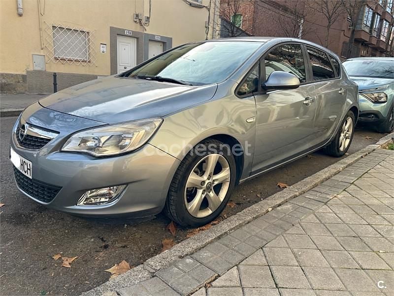 Usado Opel Astra Enjoy 110 CV (80 kW) 2011 Gris / plata Berlina