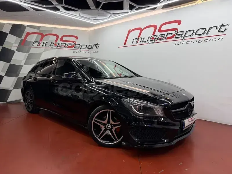 Usado Mercedes CLA200 Shooting Brake AMG line 136 CV (100 kW) 2015 Negro Familiar