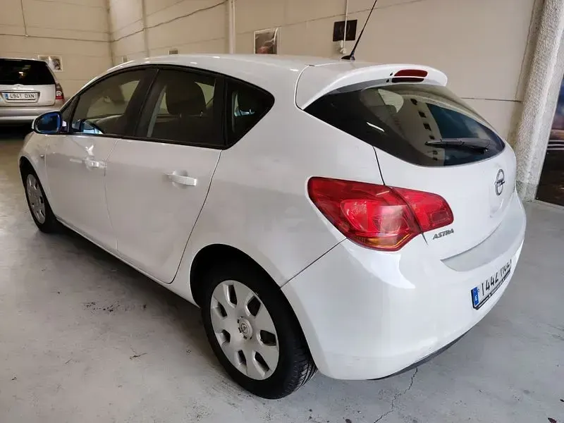 Usado Opel Astra Essentia 95 HP (69 kW) 2011 Branco Sedan