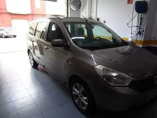 Usado Dacia Lodgy Lauréate 90 CV (66 kW) 2014 Beige Monovolumen