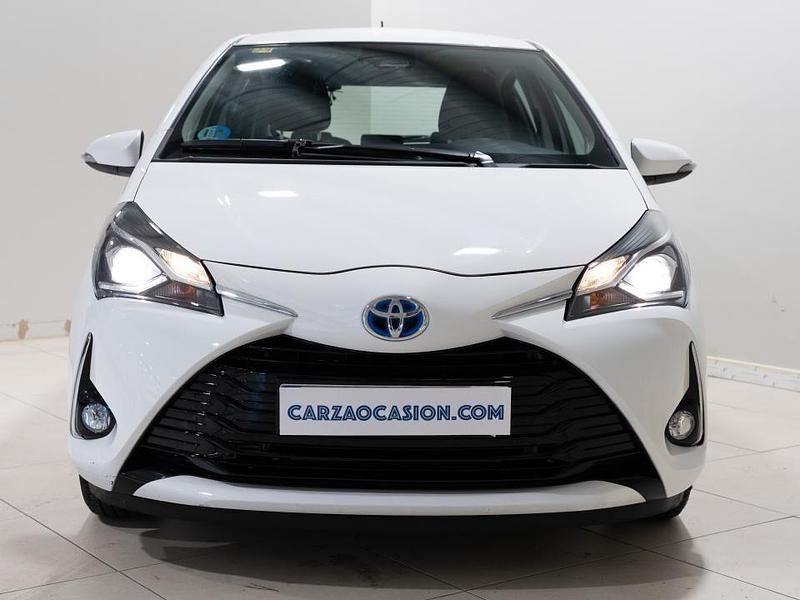 Usado Toyota Yaris Hybrid Active 100 CV (73 kW) 2019 Blanco Berlina