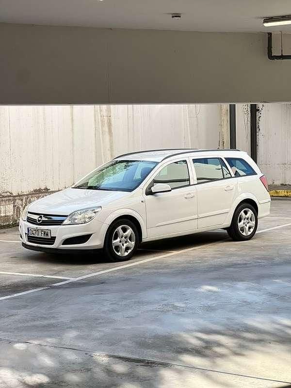 Blanco Usado 2007 Opel Astra Enjoy Familiar | 3990 € (Caro) - Imagen 1/4