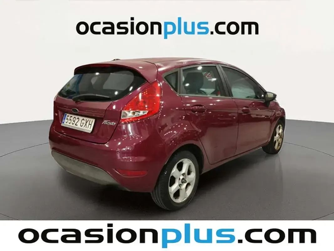 Usado Ford Fiesta Trend 68 CV (50 kW) 2010 Burdeos Utilitario