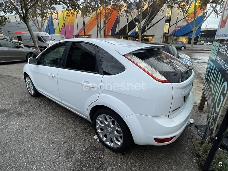 Usado Ford Focus Trend 90 CV (66 kW) 2008 Blanco Berlina