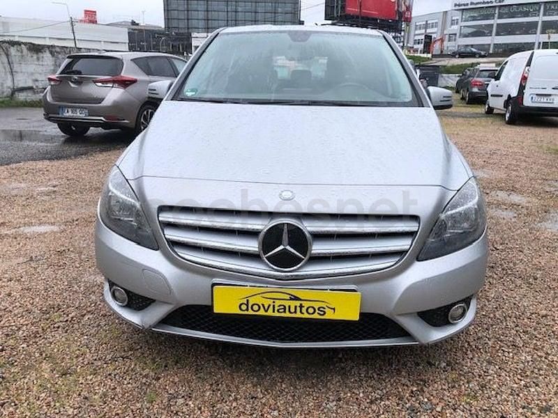 Usado Mercedes B180 122 CV (89 kW) 2013 Gris / plata Monovolumen