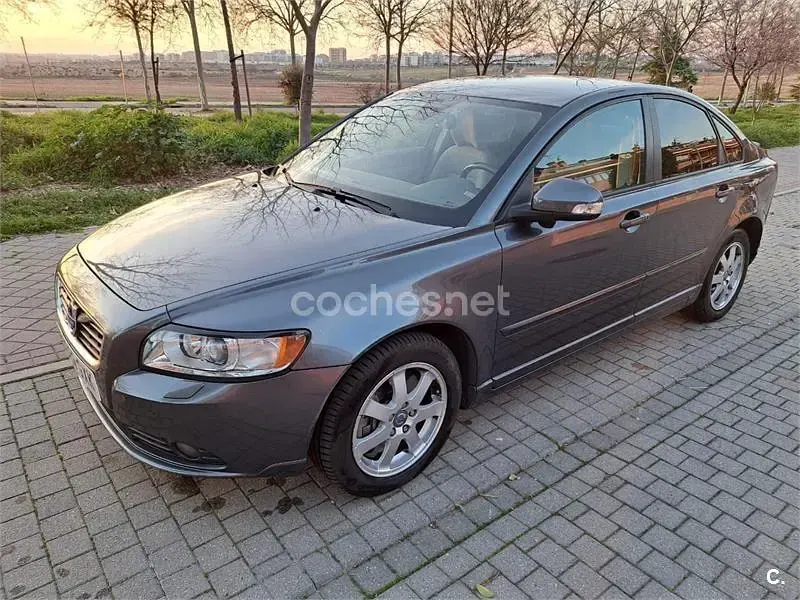 Usado Volvo S40 Momentum 177 CV (130 kW) 2010 Gris / plata Berlina