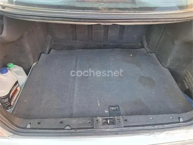 Usado Mercedes E220 Avantgarde 143 CV (105 kW) 2002 Gris / plata Berlina