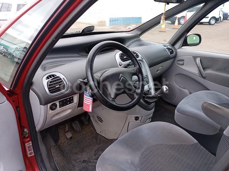 Usado Citroën Xsara Picasso Exclusive 110 CV (80 kW) 2007 Granate Monovolumen