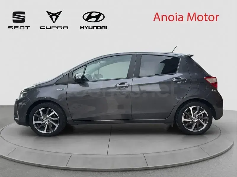 Usado Toyota Yaris Hybrid 100 CV (73 kW) 2019 Gris / plata Berlina