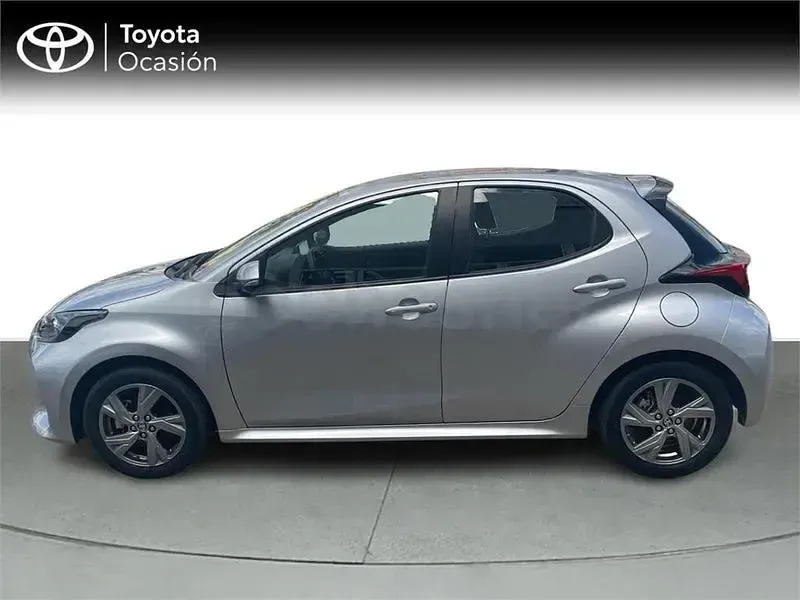 Usado Toyota Yaris Hybrid Active 116 CV (85 kW) 2025 Gris / plata Berlina