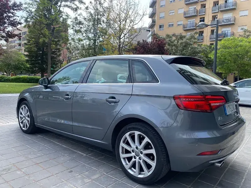 Usado Audi A3 116 CV (85 kW) 2018 Gris / plata Berlina