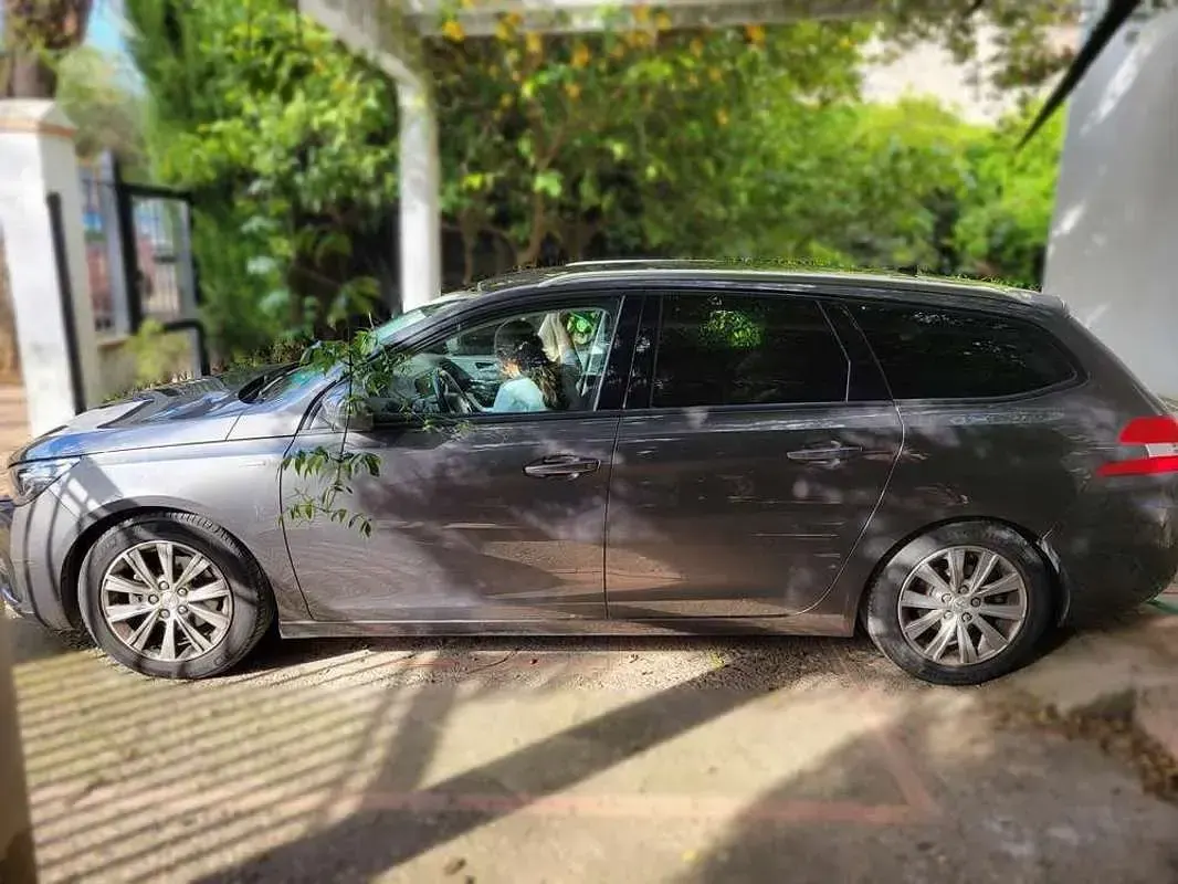 Usado Peugeot 308 SW Style 131 CV (96 kW) 2018 Gris Familiar