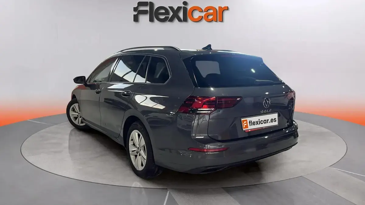 Usado VW Golf VIII Life 131 CV (96 kW) 2024 Gris Familiar