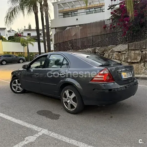 Usado Ford Mondeo Futura 115 CV (84 kW) 2004 Gris / plata Berlina