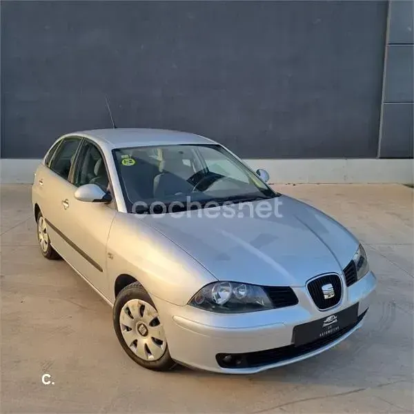 Usado Seat Ibiza 100 CV (73 kW) 2004 Gris / plata Utilitario