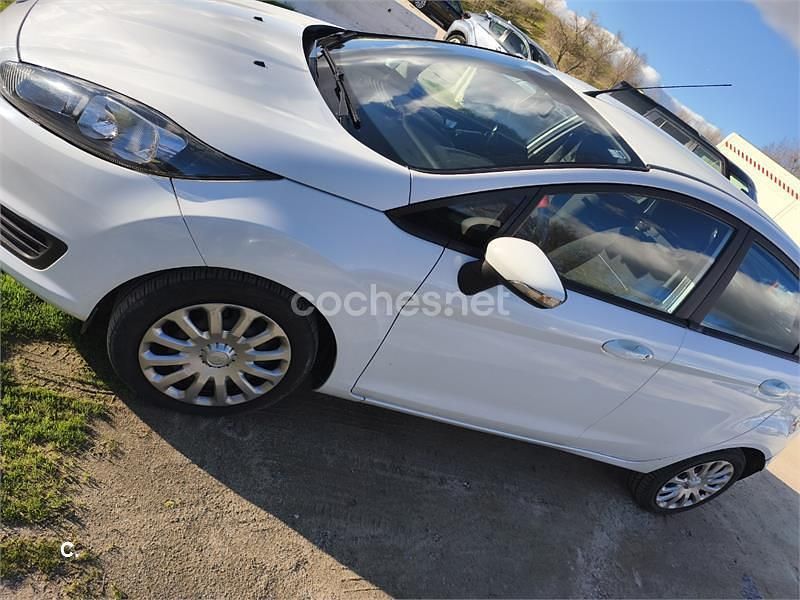 Usado Ford Fiesta Trend 75 CV (55 kW) 2015 Blanco Berlina