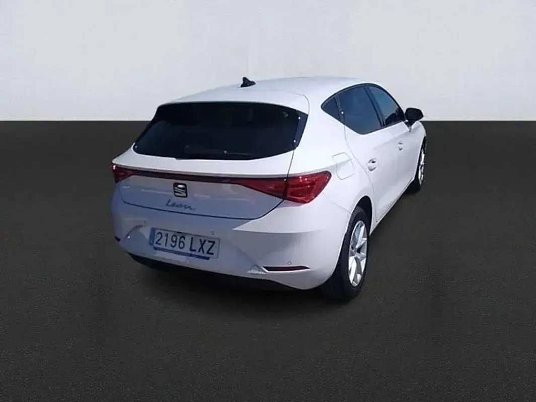 Usado Seat Leon Style 110 CV (80 kW) 2022 Blanco Utilitario