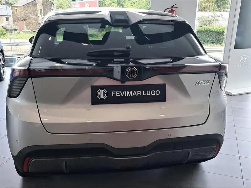Ny MG MG4 EV Luxury 150 kW (204 HK) 2025 Vit Halvkombi
