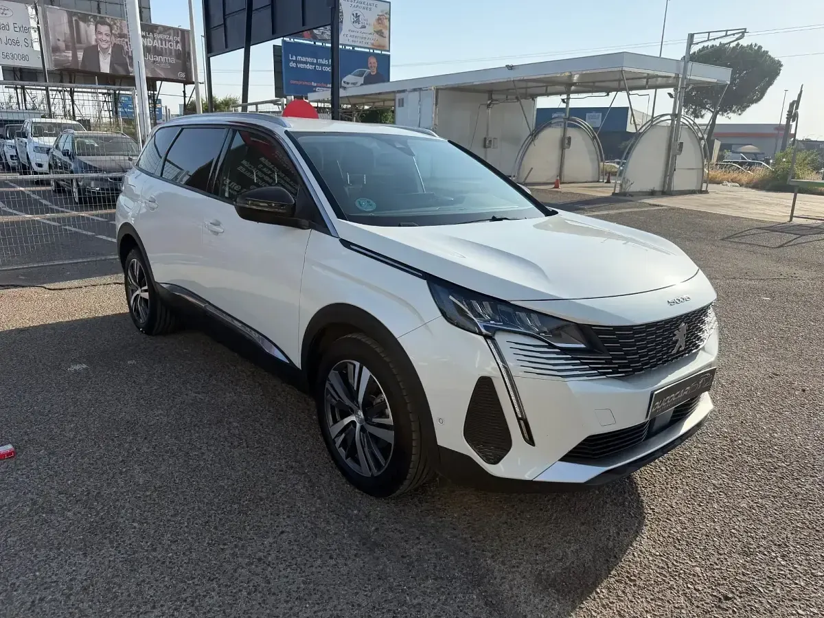 Usado Peugeot 5008 Allure 130 CV (95 kW) 2022 Blanco SUV