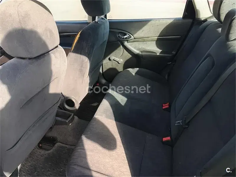 Usado Ford Focus Ghia 100 CV (73 kW) 2000 Azul Berlina