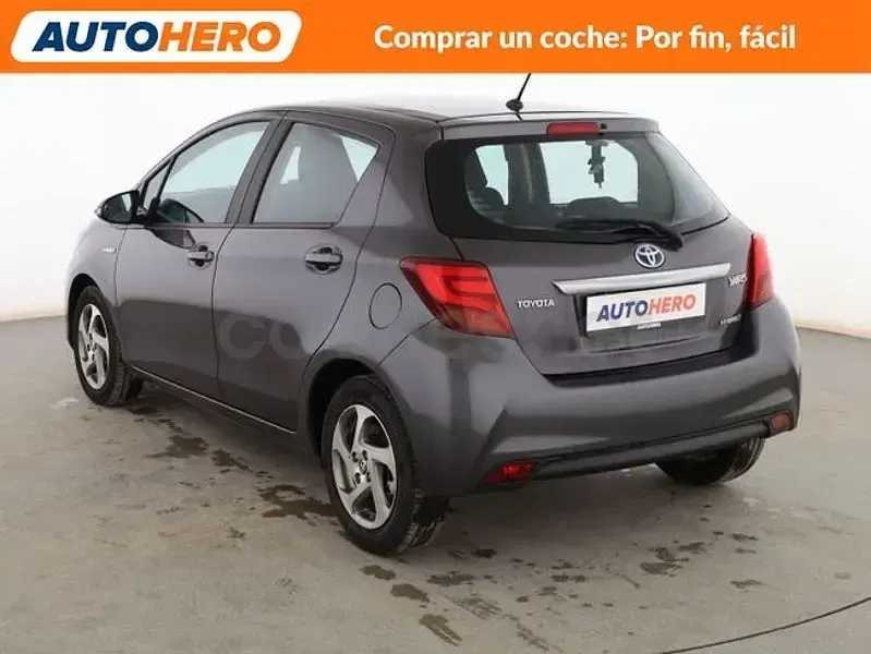 Usado Toyota Yaris Hybrid Active 100 CV (73 kW) 2017 Gris / plata Berlina