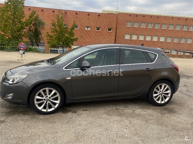 Usado Opel Astra Cosmo 160 CV (117 kW) 2010 Gris / plata Berlina