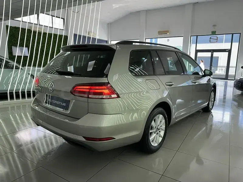 Usado VW Golf VII Business 115 CV (84 kW) 2021 Gris / plata Utilitario