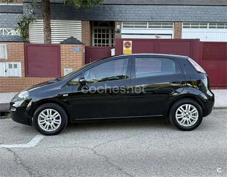 Usado Fiat Punto Lounge 77 CV (56 kW) 2012 Negro Utilitario