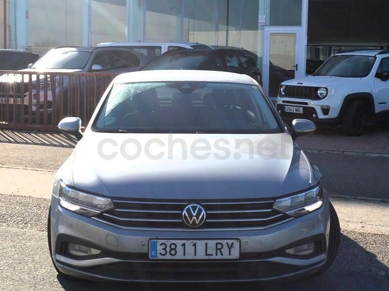 Usado VW Passat Business 122 CV (89 kW) 2021 Gris / plata Berlina