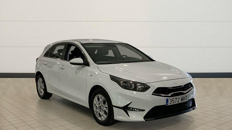 Blanco Usado 2023 Kia Ceed Utilitario | 19.400 € (Un poco caro) - Imagen 1/1