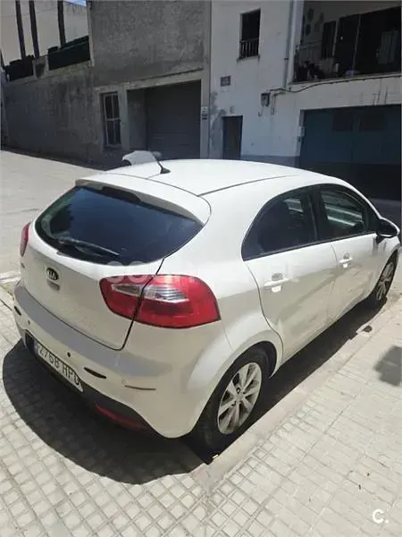 Usado Kia Rio 85 CV (62 kW) 2013 Blanco Berlina
