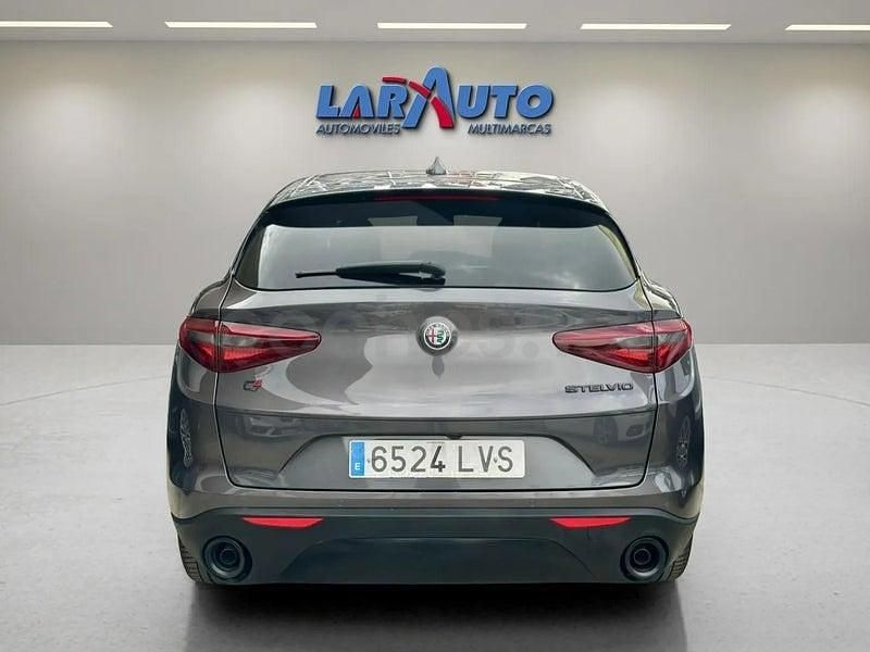 Usado Alfa Romeo Stelvio Sprint 190 CV (139 kW) 2022 Gris / plata SUV