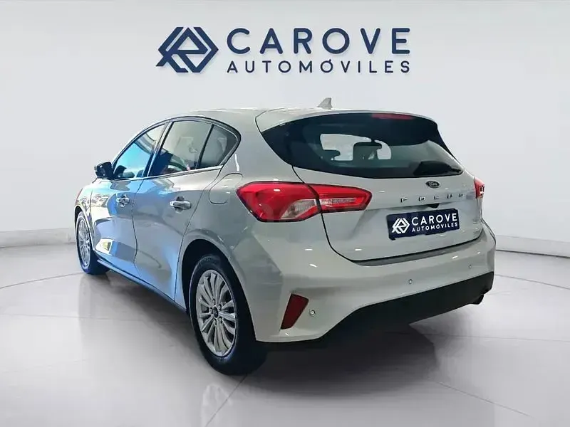 Usado Ford Focus Titanium 120 CV (88 kW) 2020 Gris / plata Berlina